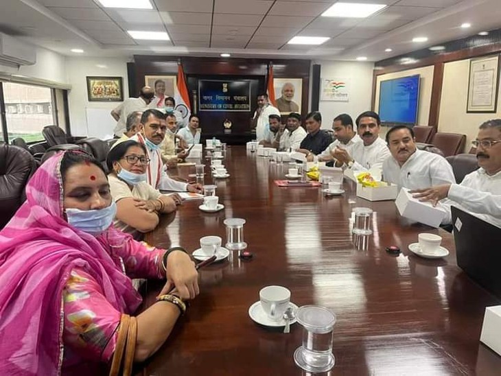 केंद्रीय नागर विमानन मंत्रालय में दोनों विधानसभा के नेताओं की बैठक हुई। - Dainik Bhaskar