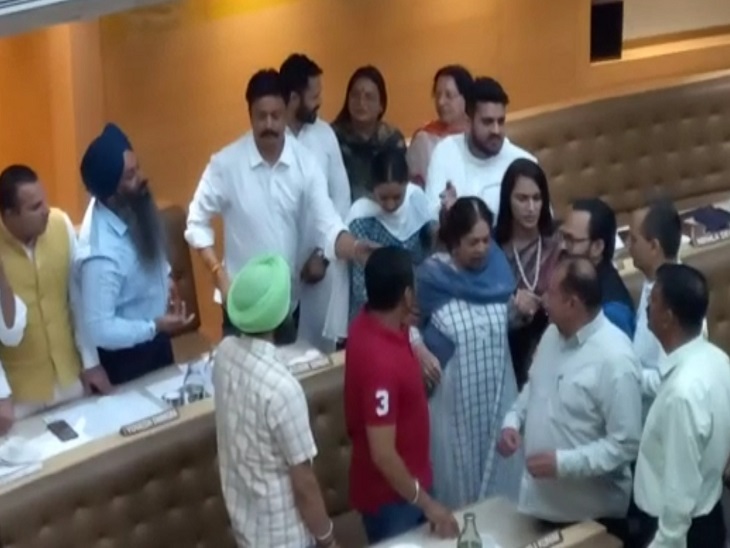 हाउस मीटिंग में AAP पार्षद जसबीर लाड़ी और सांसद किरण खेर के बीच बहस होते हुए।