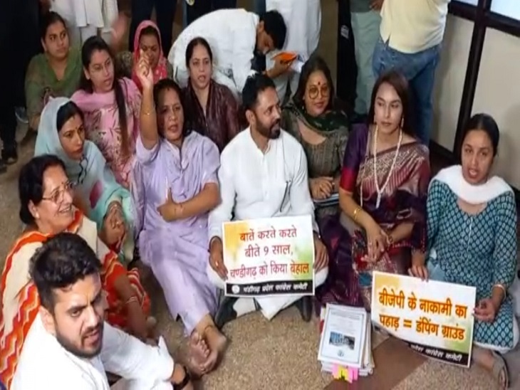 भाजपा के खिलाफ सदन के बाहर बैठकर विरोध प्रदर्शन करते AAP और कांग्रेस के पार्षद।