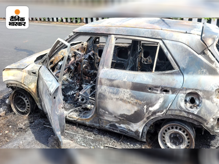 कार में आग लगने की वजह वायरिंग में शार्ट सर्किट बताई जा रही है। कुछ ही देर में कार पूरी तरह से जल गई।
