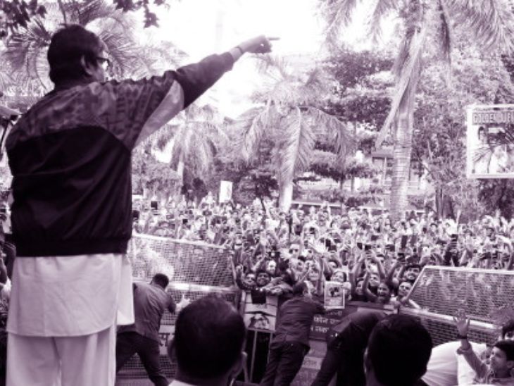 अमिताभ से मिलने के लिए हजारों की संख्या में लोगों की भीड़ इकट्ठा हुई है।