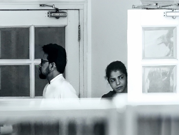 दिल्ली में मीटिंग के दौरान जाते अनुराग ठाकुर और पीछे खड़ी रेसलर साक्षी मलिक बाहर देखती हुई।