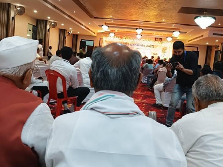 विधानसभा 4 के लिए आयोजित महिलाओं की बैठक में दिग्विजयसिंह ने उन्हें ही मंच पर बैठाया और खुद सबसे आखिरी पंक्ति में कार्यकर्ता की तरह बैठ गए।