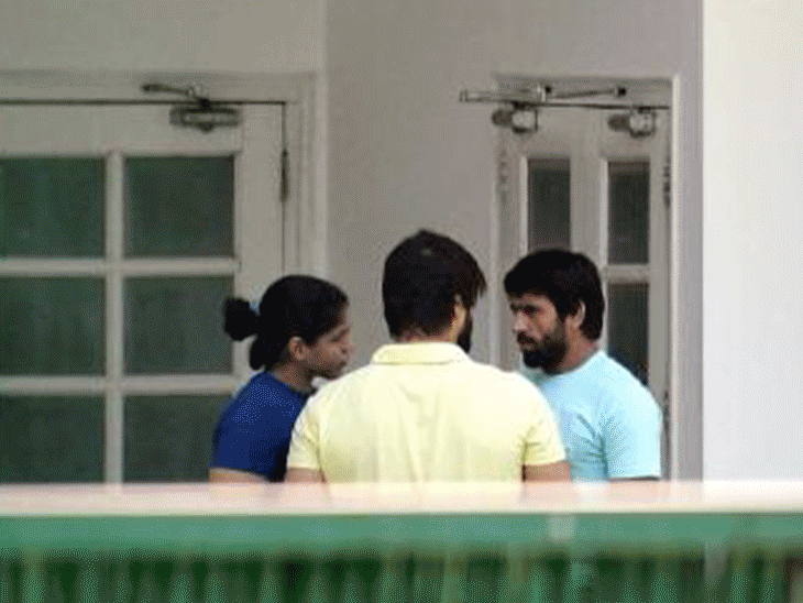 खेल मंत्री अनुराग ठाकुर से मिलने पहुंचे रेसलर बजरंग पूनिया, साक्षी मलिक और उनके पति सत्यव्रत कादियान।