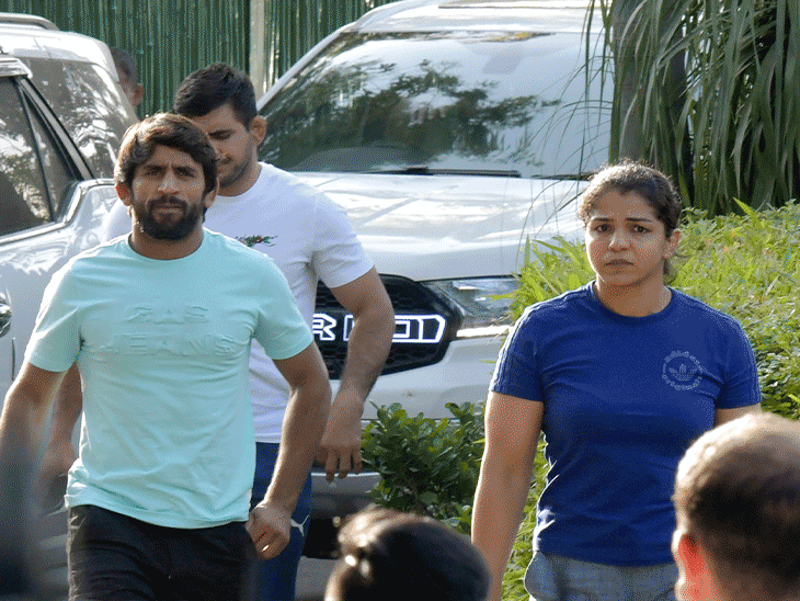 तस्वीरें केंद्रीय खेल मंत्री अनुराग ठाकुर के दिल्ली आवास की है। यहां पहलवान बजरंग पूनिया और साक्षी मलिक ने उनसे मुलाकात की। तीनों के बीच 6 घंटे तक मीटिंग चली।