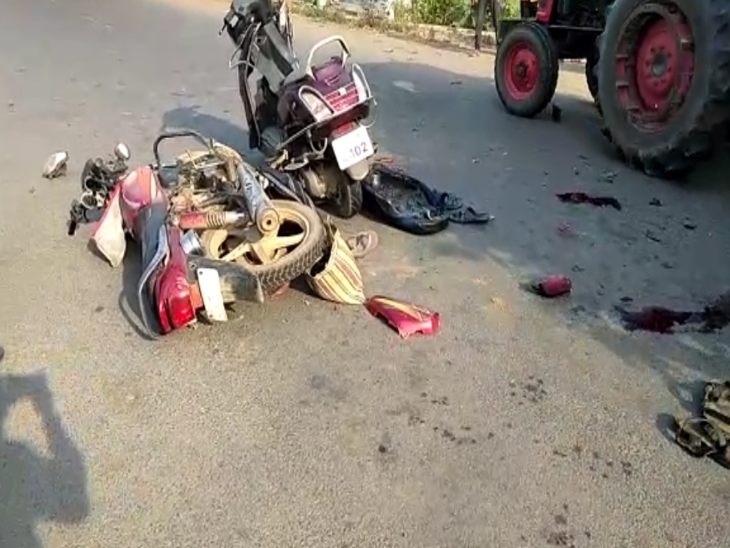 टक्कर के चलते बाइक और स्कूटी के परखच्चे उड़ गए।