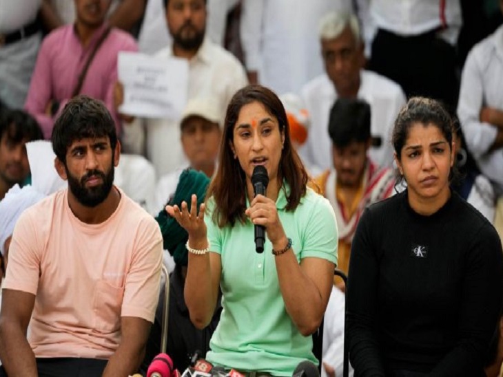 बृजभूषण के खिलाफ प्रदर्शन की अगुआई कर रहे पहलवान बजरंग पूनिया, विनेश फोगाट और साक्षी मलिक।
