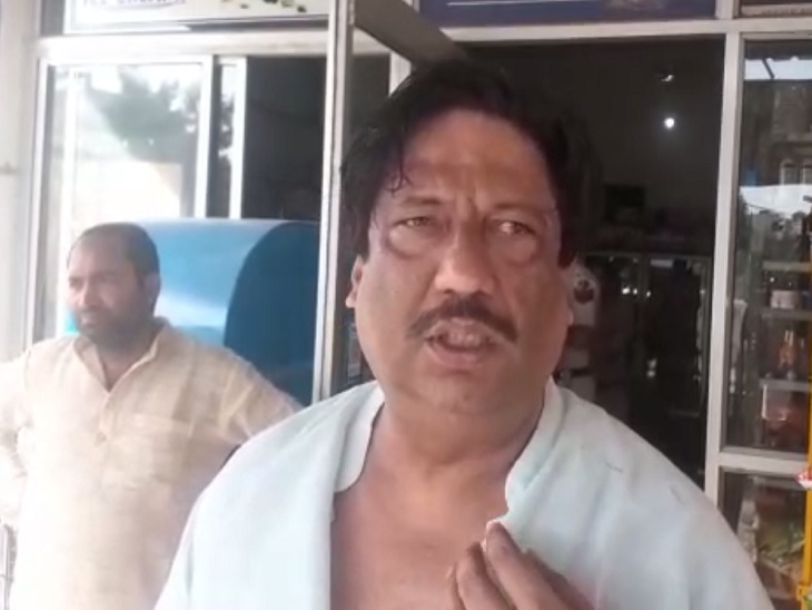 जानकारी देते हुए दुकानदार मुकेश मलिक।