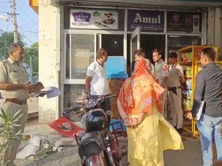 सूचना के बाद पहुंची पुलिस और आसपास के लोग।
