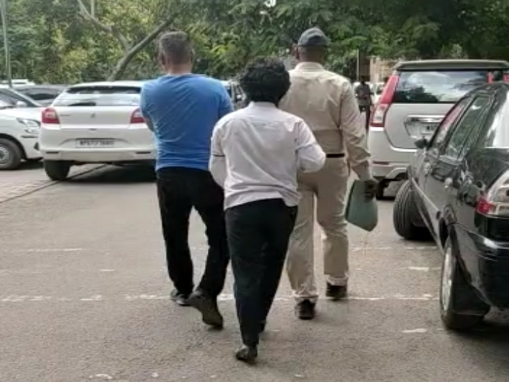 कोर्ट से बाहर जाते हुए हनीट्रैप गैंग के आरोपी, पीछे व्हाइट शर्ट में ट्रांसजेंडर हर्षित है - Dainik Bhaskar