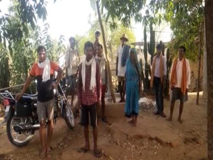 घटनास्थल पर जमा ग्रामीण।