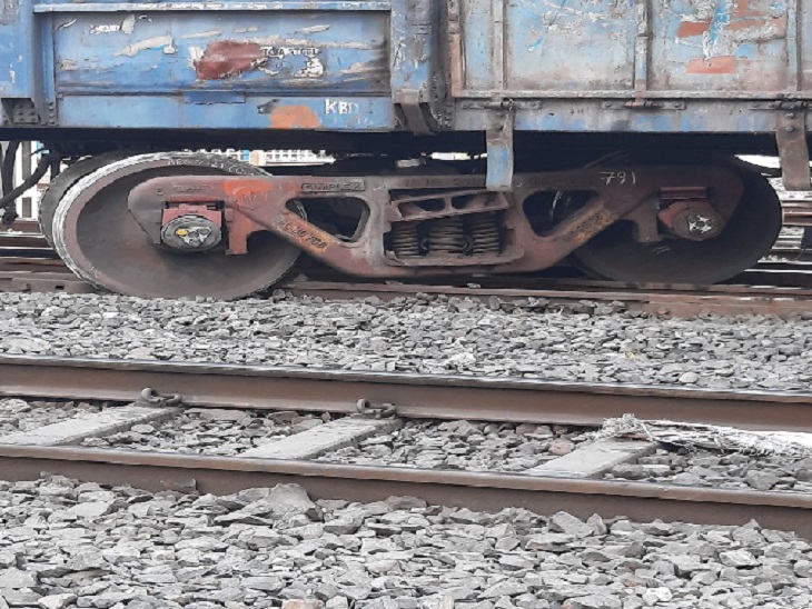 पटरी से उतरते ही बोगी व ट्रैक हो गया क्षतिग्रस्त।