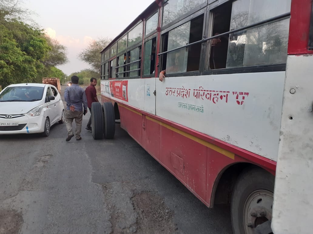 The gear lever was caught by tying a passenger with a cloth in a moving ...