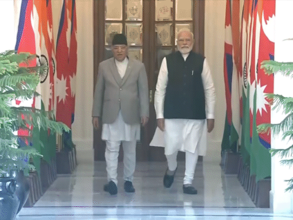 फुटेज में नेपाल के PM प्रचंड भारत यात्रा के दौरान PM मोदी से मिलते नजर आ रहे हैं।