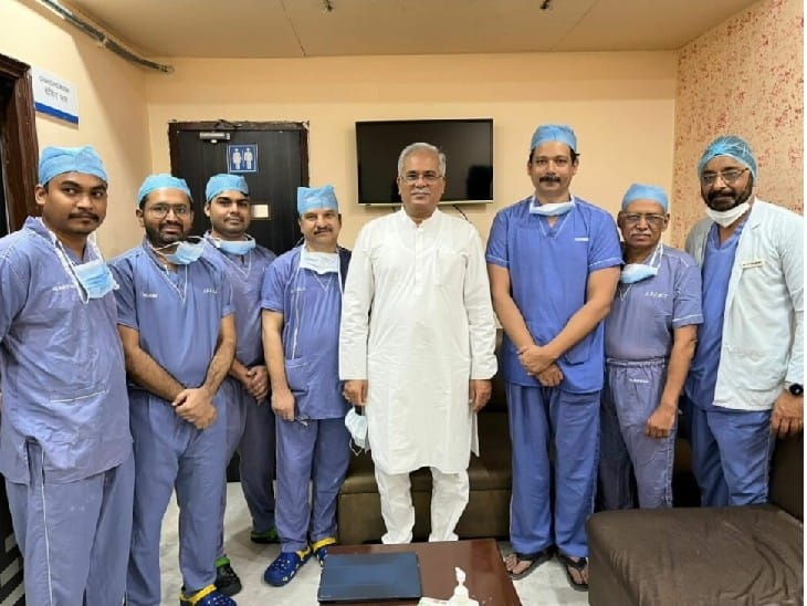 डॉक्टर्स की टीम के साथ सीएम भूपेश बघेल।