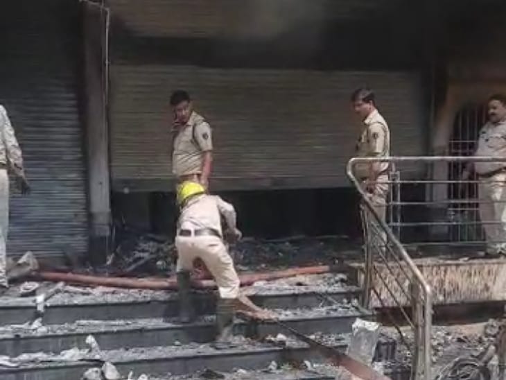 आग पर काबू पाने की कोशिश करते फायर ब्रिगेड के कर्मचारी।