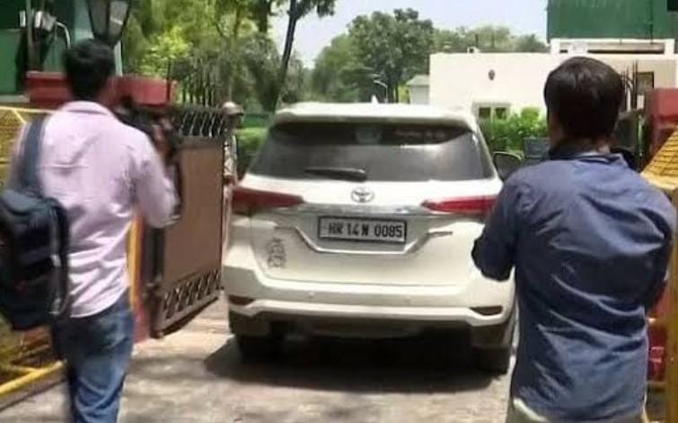 जिस कार में महिला पहलवान बृजभूषण के घर पहुंची हैं, उसी में सवार होकर तीन दिन पहले पहलवान खेल मंत्री अनुराग ठाकुर से मिलने पहुंचे थे।