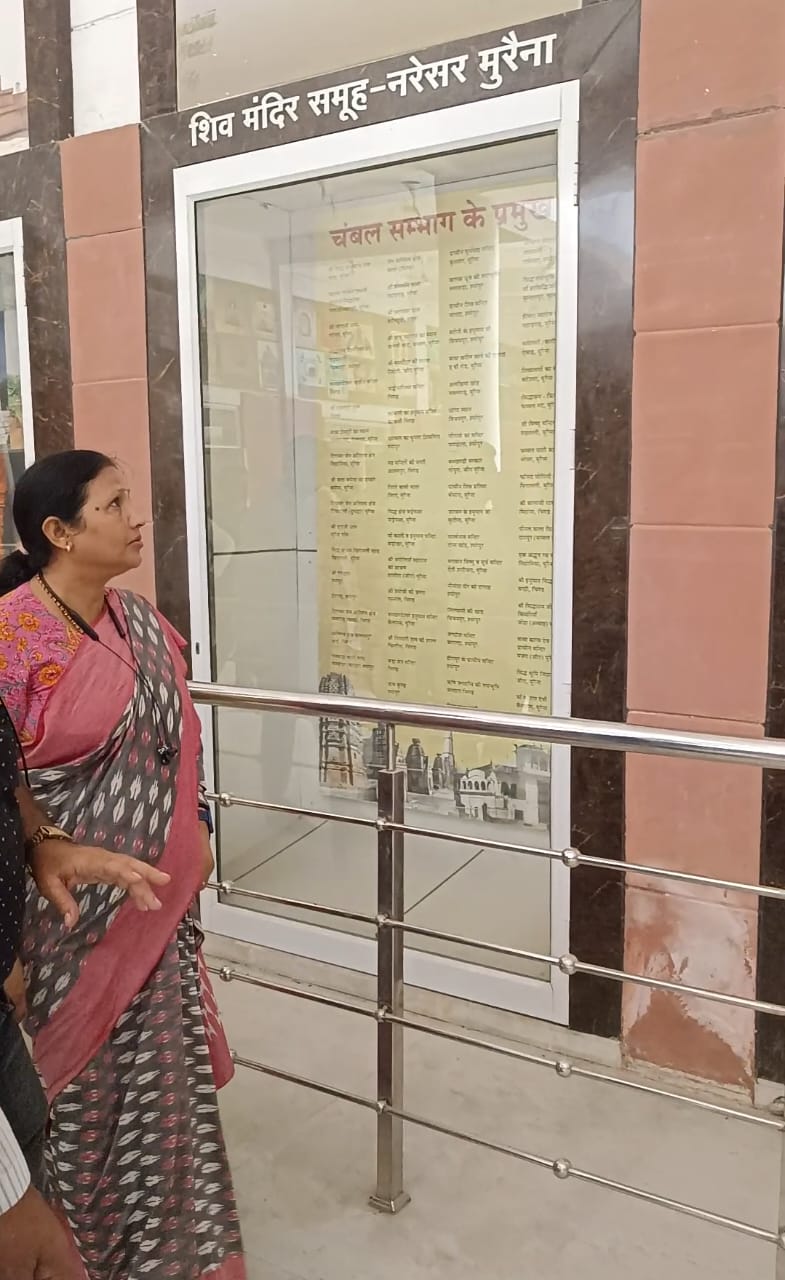 संग्रहालय देखती राज्यसभा सांसद गीता शाक्य