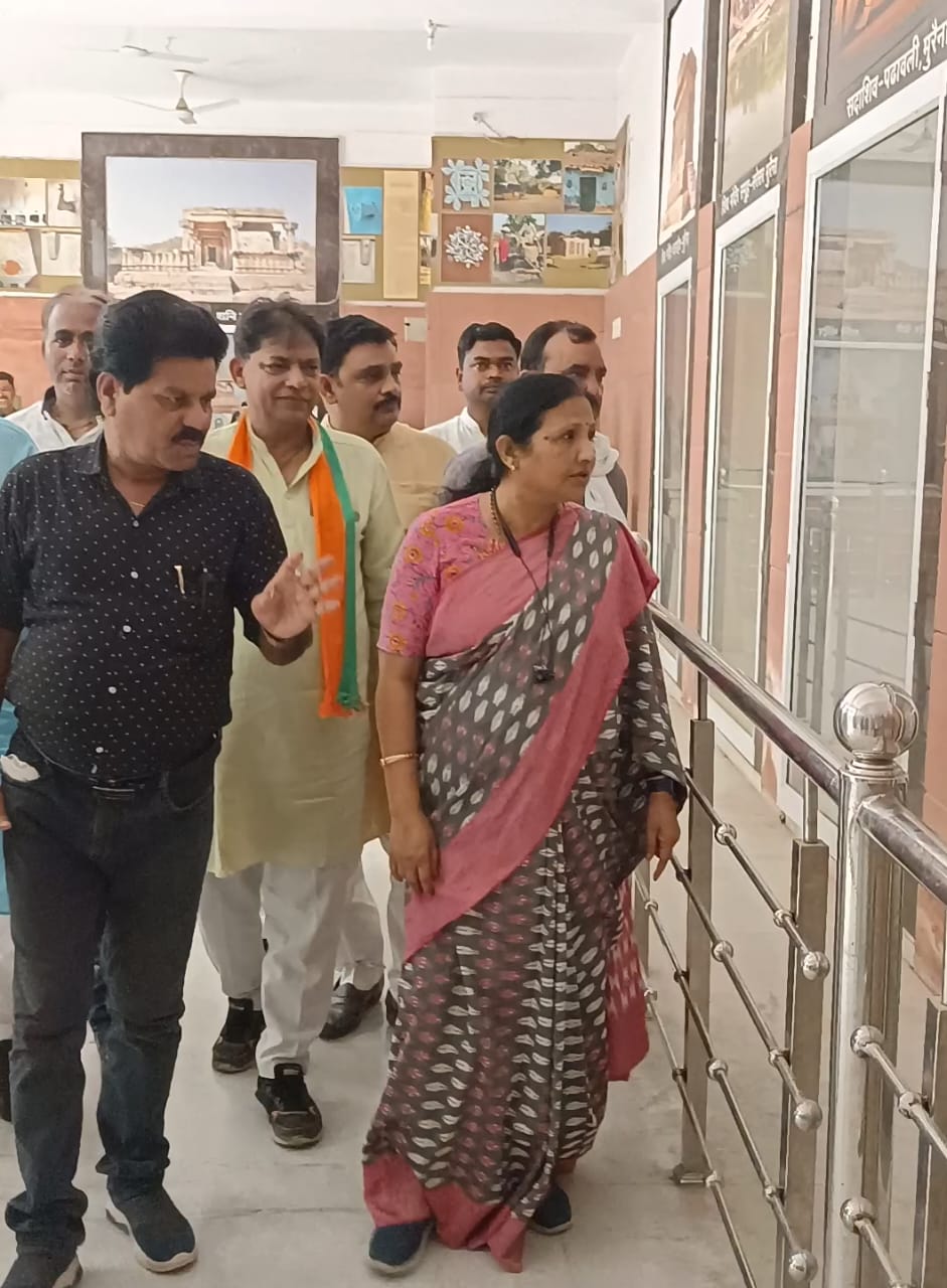 उनके साथ मौजूद भाजपा पदाधिकारी