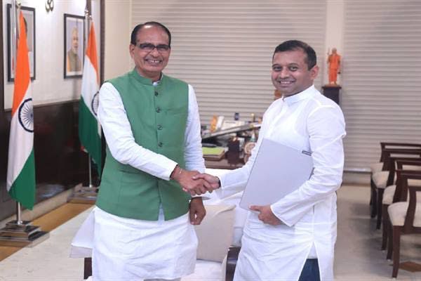 डॉ. निशांत खरे सीएम शिवराज के साथ।