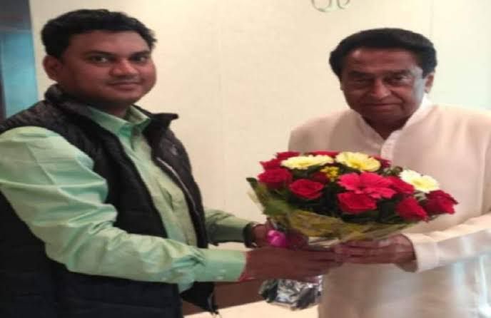 कांग्रेस विधायक हीरालाल अलावा कांग्रेस नेता और पूर्व सीएम कमलनाथ के साथ।