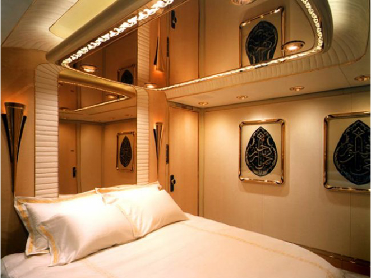 ये राजा का विमान है। इसके भीतर सोने के लिए बिस्तर की भी व्यवस्था है।