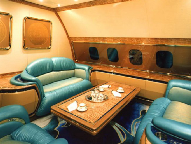 राज के विमान के अंदर बैठने के लिए लग्जरी सोफा लगा है।