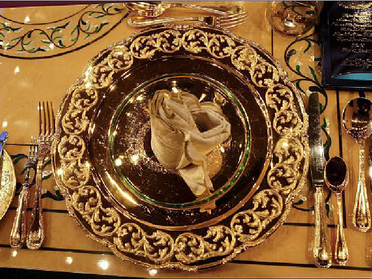 महल के भीतर सोने के बर्तन।