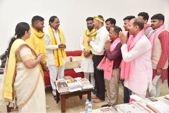 बीआरएस के प्रेसिडेंट और तेलंगाना सीएम के साथ मूल जयस संघटन के लोग।