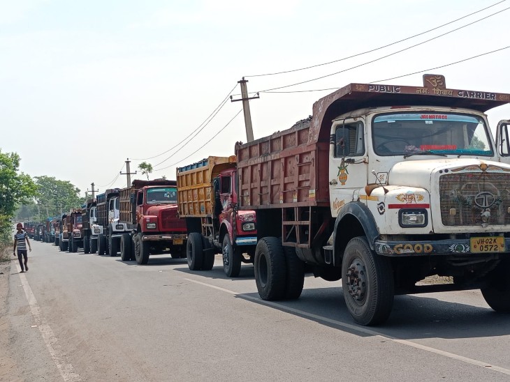 Ranchi News:-सड़क पर सुरक्षा बल तैनात, बंद की अपील करने सड़क पर उतरे छात्र, टायर जला रास्ता रोका 16 नामकुम इलाके में बंद की वजह से लगी ट्रक की कतार