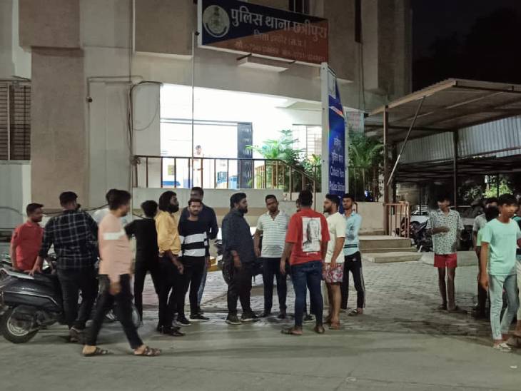 छत्री पुरा थाने पर पहुंचे बजरंग दल के कार्यकर्ता। दर्ज कराया केस।