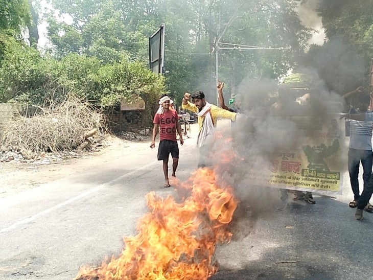 Ranchi News:-सड़क पर सुरक्षा बल तैनात, बंद की अपील करने सड़क पर उतरे छात्र, टायर जला रास्ता रोका 13 झारखंड बंद को लेकर सड़क जाम करते छात्र