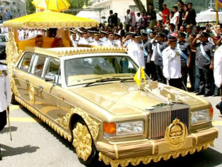 सोने की इस रॉल्स रॉयस की छत स्पेशल तौर पर डिजाइन की गई है, जो बग्घी के छत की तरह है।