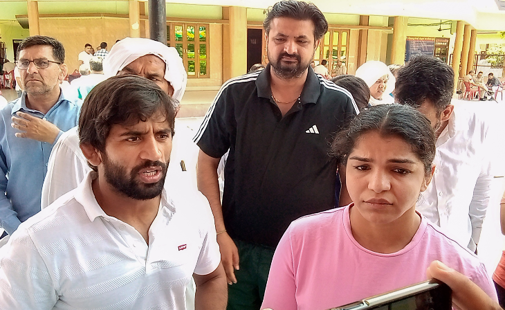 हरियाणा के सोनीपत में खाप पंचायत हुई। बजरंग पूनिया और साक्षी मलिक ने पंचायत को संबोधित करने के बाद मीडिया के सामने अपनी बात रखी।