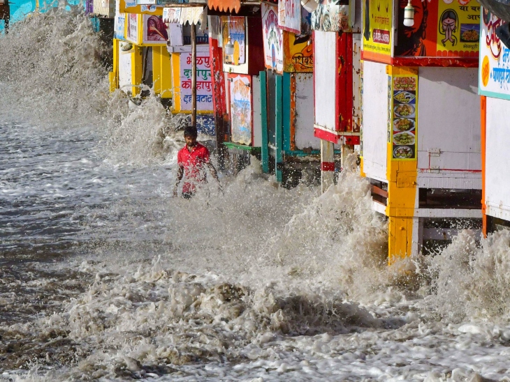 मुंबई की नरीमन बीच पर बिपरजॉय तूफान के चलते आई हाई टाइड।