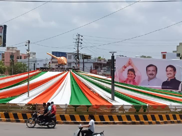 कांग्रेस पार्टी की ओर से प्रियंका गांधी के स्वागत में चौराहे पर इस तरह गदा रखी गई है।
