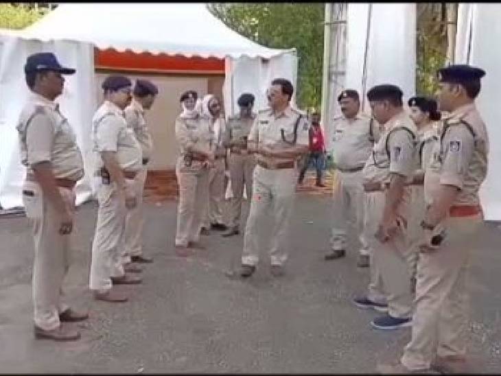 प्रियंका गांधी की सुरक्षा को लेकर पुलिस अलर्ट है।