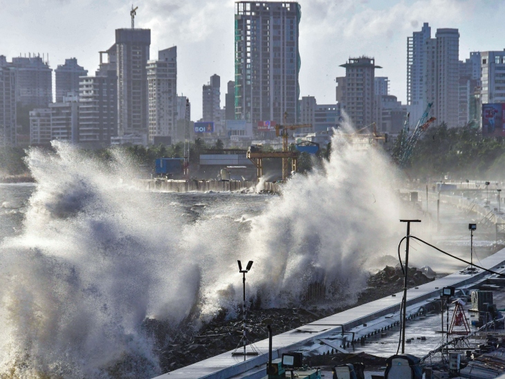 अरब सागर में बिपरजॉय तूफान के चलते शनिवार को मुंबई की मरीन ड्राइव बीच पर ऊंची लहरें उठीं।