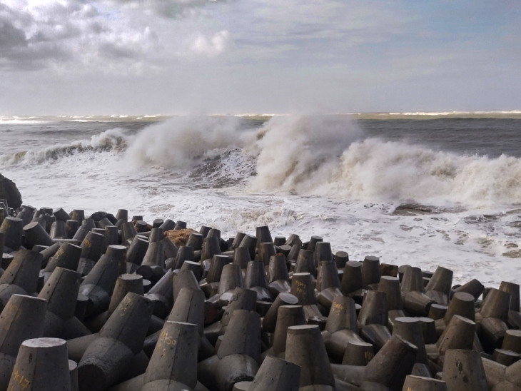 गुजरात के पोरबंदर बीच पर बिपरजॉय का असर दिखा। यहां ऊंची लहरें उठीं।