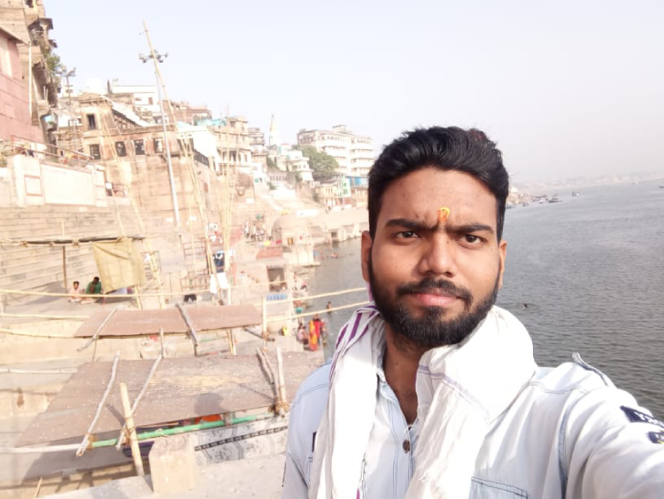 वाराणसी के घाट पर सत्यम ने ली सेल्फी। - फाइल फोटो