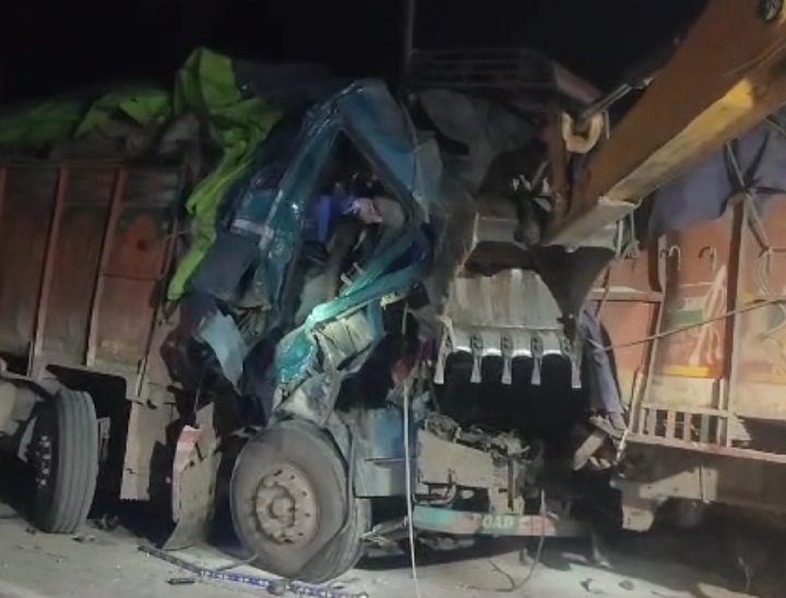 टक्कर के बादबाद ट्रक के परखच्चे उड़ गए।