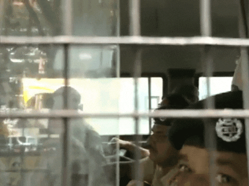 ये वीडियो ऑनलाइन धर्मांतरण केस के मुख्य आरोपी खान शाहनवाज का है, जिसे रविवार को महाराष्ट्र से गिरफ्तार किया गया।