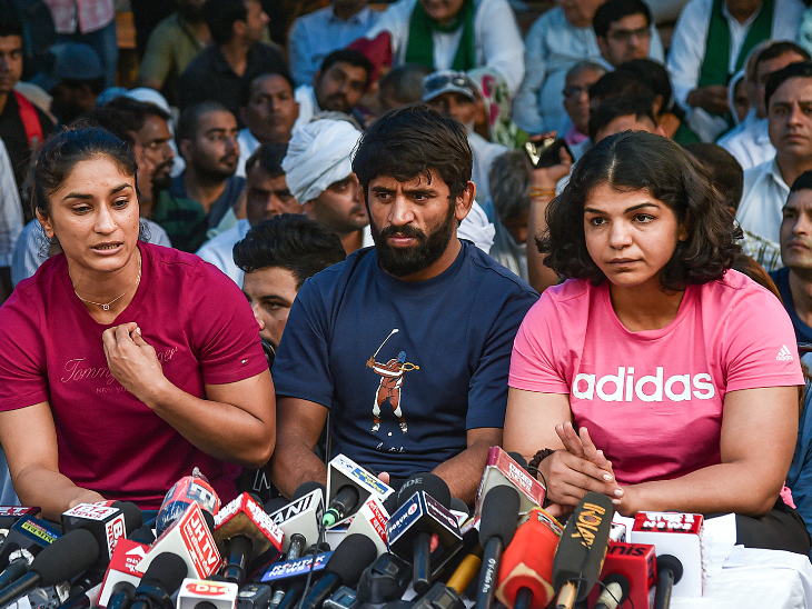 ये तस्वीर पहलवान विनेश फोगाट, बजरंग पूनिया और साक्षी मलिक की है। तीनों बृजभूषण के खिलाफ प्रदर्शन की अगुआई कर रहे हैं।