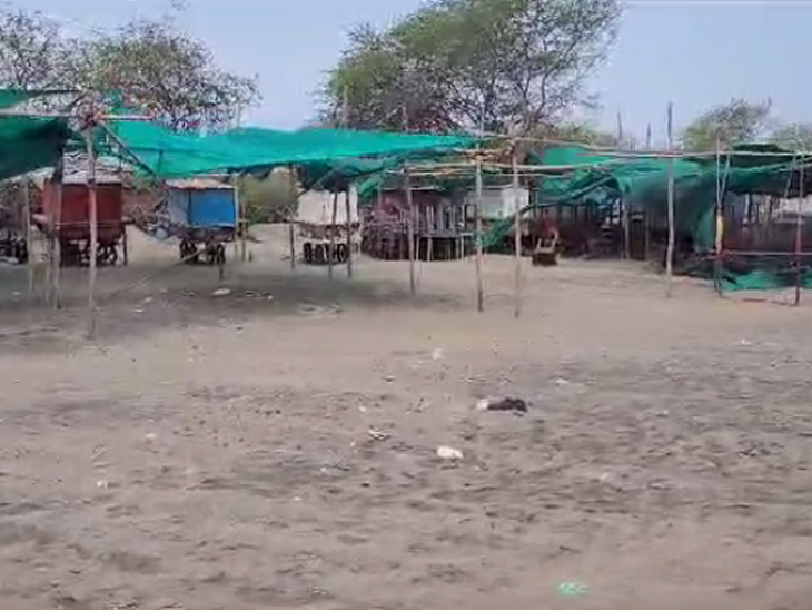 सूरत के डुमस बीच पर पसरा सन्नाटा। अरब सागर में उठा तूफान बिपरजॉय गुजरात की ओर बढ़ रहा है। ये तूफान 15 जून की दोपहर को कच्छ जिले के जखौ पोर्ट से टकराने वाला है।