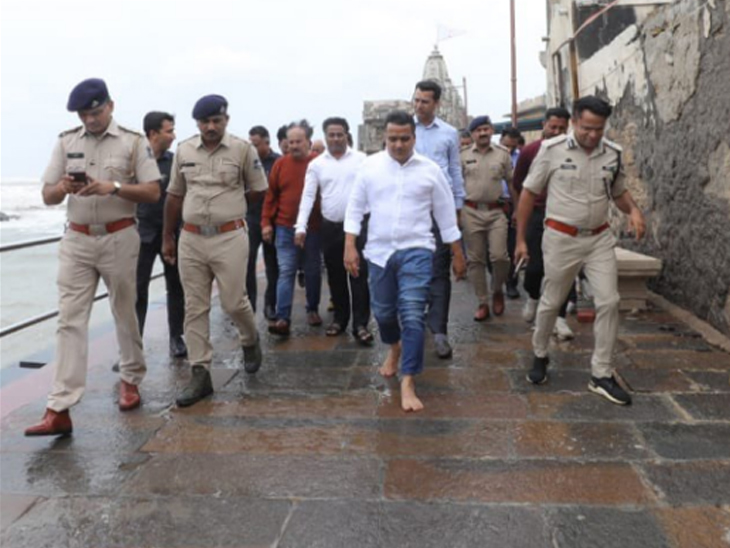 गुजरात के गृहराज्य मंत्री हर्ष संघवी ने द्वारकाधीश मंदिर परिसर का दौरा करके सुरक्षा व्यवस्था का जायजा लिया।