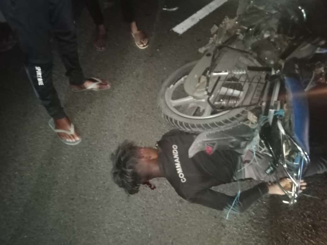 हादसे के बाद घटनास्थल पर ही नाबालिगों की मौत हो गई, काफी देर तक शव सड़क पर पड़ा रहा।