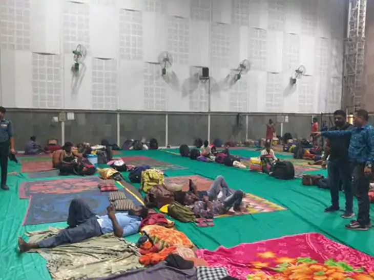 द्वारका के तटीय इलाकों से निकालकर लोगों को राहत कैंपों में रखा गया है।