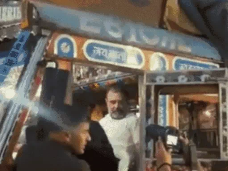 तस्वीर मई की है, जब राहुल गांधी ने अंबाला से चंडीगढ़ तक का सफर ट्रक से तय किया था।