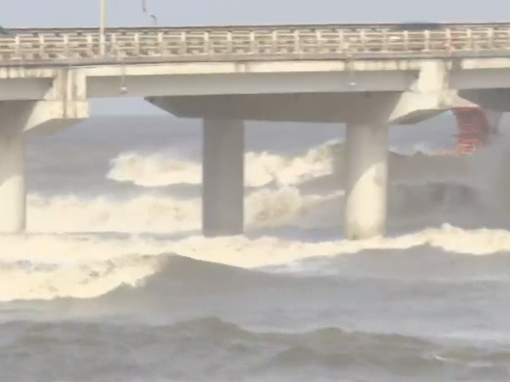बिपरजॉय तूफान के चलते मुंबई के वर्ली सी फेस ब्रिज पर हाई टाइड।