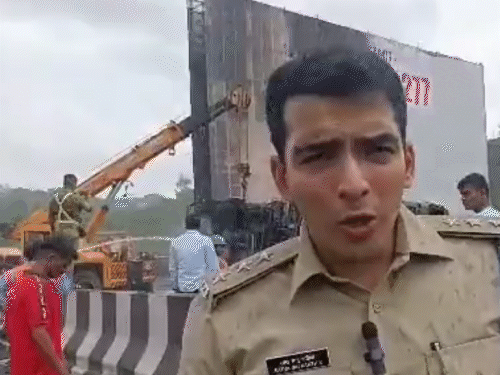 पुलिस की टीम मौके पर पहुंची और आग बुझाने के बाद टैंकर को फ्लाईओवर से हटवाया।